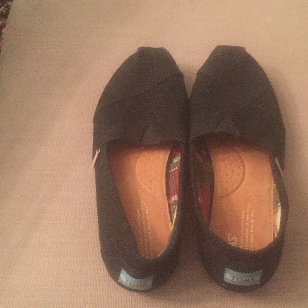 Black Tom Flats. Barely worn. Really cute.